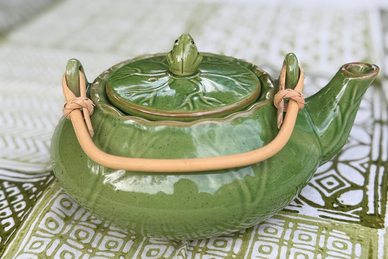 Tea and coffee set with frogs