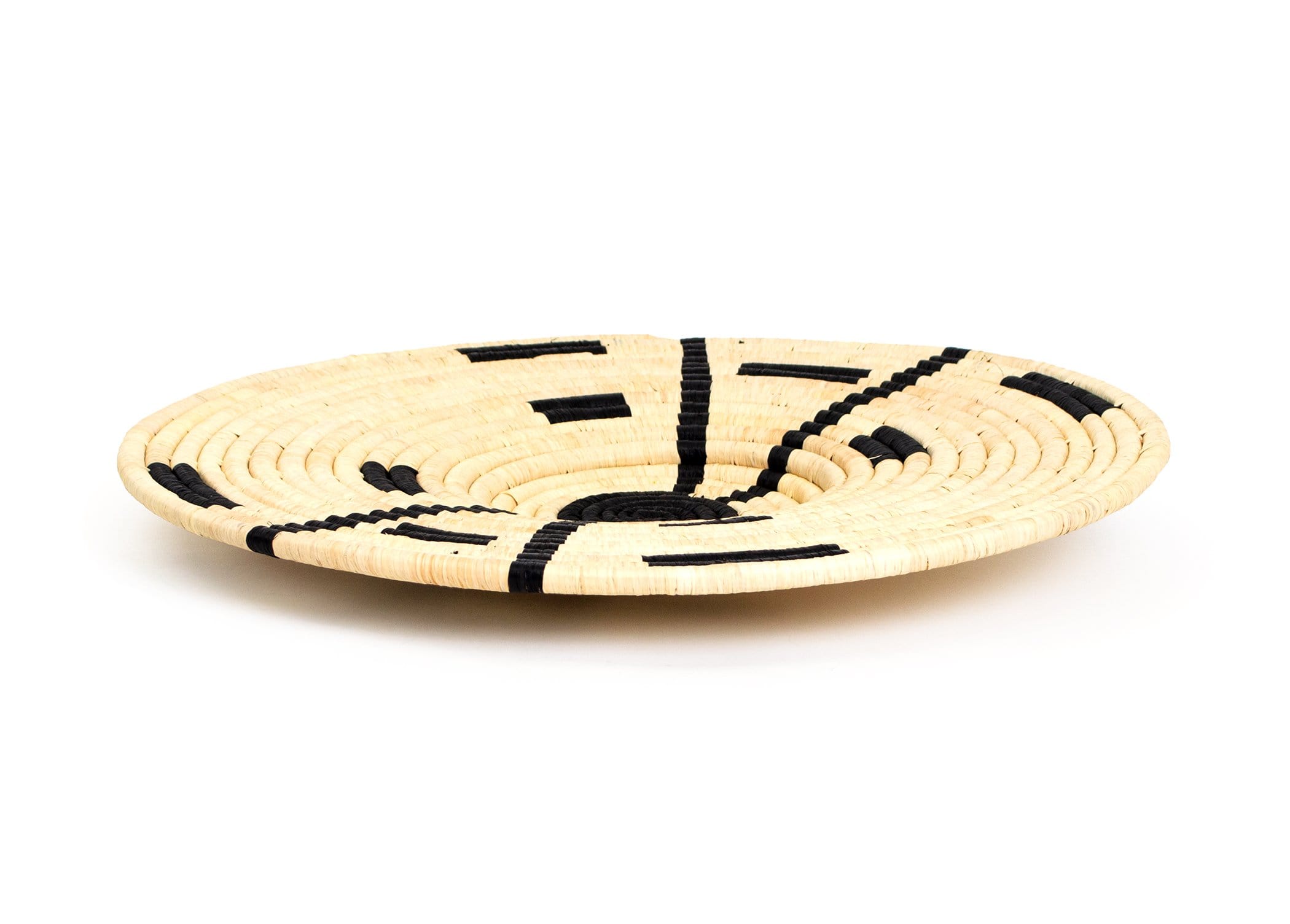 Raffia Compassed Black Plate Medium
